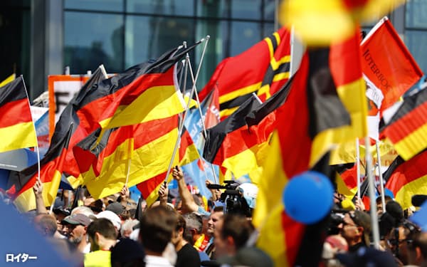 極右政党「ドイツのための選択肢(AfD)」の集会では多くの参加者がドイツ国旗を持つ(2018年=ロイター)