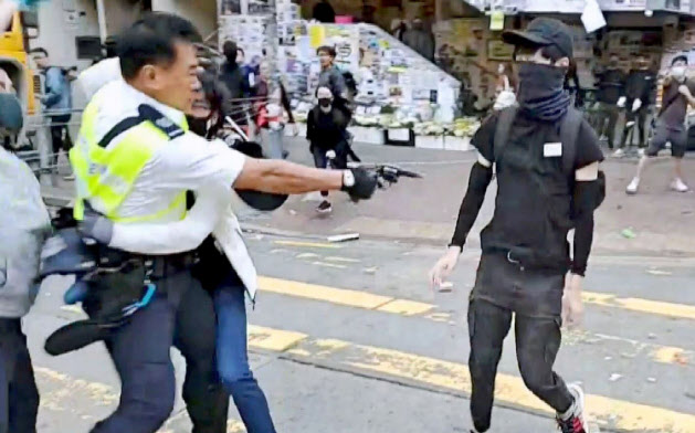11日、香港で抗議活動中、警官が実弾を発砲し倒れ込む若者(上から下へ)=香港メディア「丘品新聞」提供・共同 11日、香港で抗議活動中、警官が実弾を発砲し倒れ込む若者(上から下へ)=香港メディア「丘品新聞」提供・共同