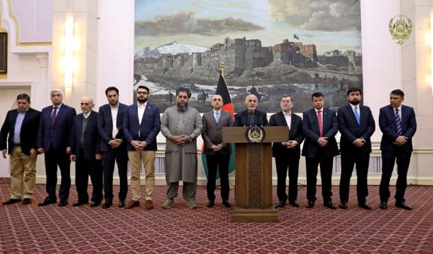 アフガニスタンのガニ大統領は12日、捕虜交換を条件に反政府武装勢力タリバン幹部の釈放を発表した(大統領府提供=ロイター) アフガニスタンのガニ大統領は12日、捕虜交換を条件に反政府武装勢力タリバン幹部の釈放を発表した(大統領府提供=ロイター)