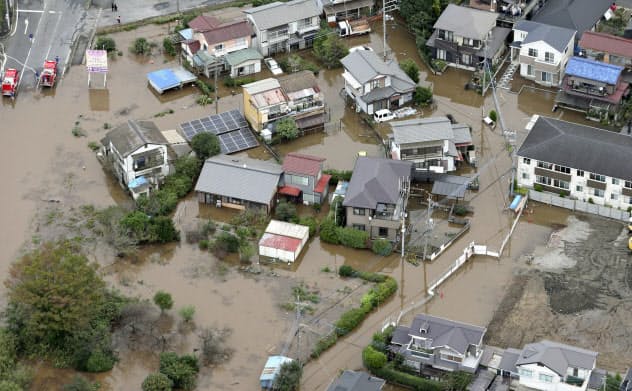 記録的な大雨により浸水被害を受けた千葉県佐倉市の住宅地(10月)=共同 記録的な大雨により浸水被害を受けた千葉県佐倉市の住宅地(10月)=共同