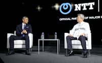 NTTのR&D特別アドバイザーに就任したイチローさん（左）と対談するNTTの澤田純社長（13日、東京都武蔵野市）
