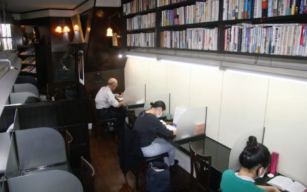 落ち着いた空間で、利用者は勉強をしたり読書をしたり思い思いに過ごす（京都市左京区の「私設圖書館」）