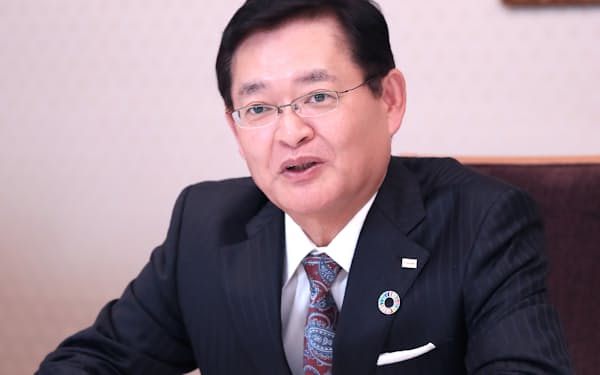 インタビューに答える東芝の車谷会長兼CEO（13日、東京都港区）