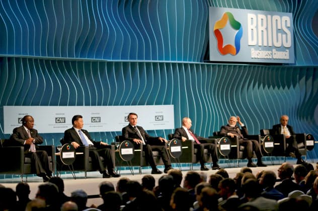 BRICS首脳会議には5カ国の首脳が集まった(13日、ブラジリア)=ロイター BRICS首脳会議には5カ国の首脳が集まった(13日、ブラジリア)=ロイター