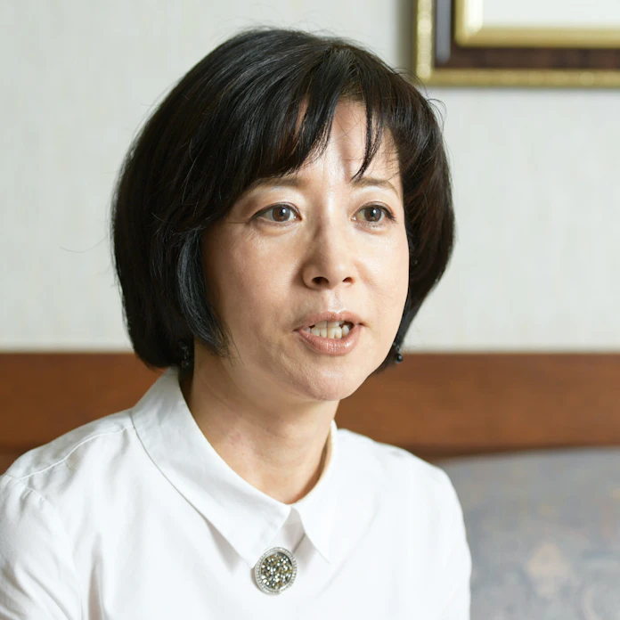 俳人 黛まどかさん 怪しい骨董 に秘めた思い出 日本経済新聞 俳人 黛まどかさん 怪しい骨董 に秘めた思い出 日本経済新聞