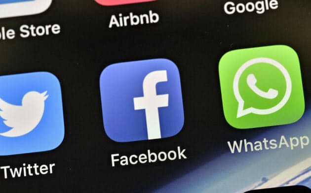 ウェールズ氏はフェイスブックとツイッターに対抗するサイトを立ち上げた(携帯電話画面上の各種SNSのアイコン)=AP ウェールズ氏はフェイスブックとツイッターに対抗するサイトを立ち上げた(携帯電話画面上の各種SNSのアイコン)=AP