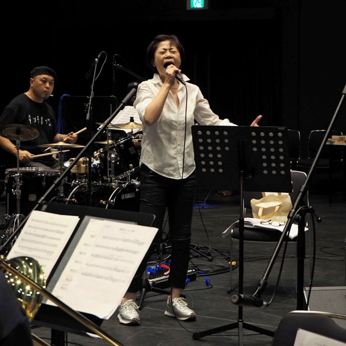 陽気なブギ 現代励ます 笠置シヅ子たどる音楽劇 日本経済新聞 陽気なブギ 現代励ます 笠置シヅ子たどる音楽劇 日本経済新聞