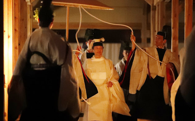 「悠紀殿供饌の儀」のため、祭服を着て悠紀殿に向かう天皇陛下(14日、皇居・東御苑)=代表撮影 「悠紀殿供饌の儀」のため、祭服を着て悠紀殿に向かう天皇陛下(14日、皇居・東御苑)=代表撮影