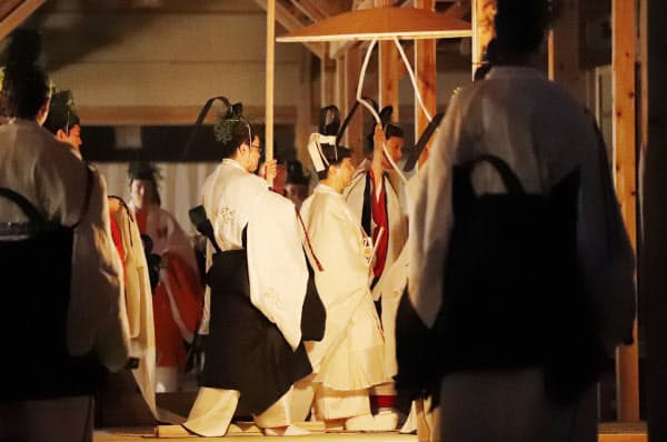 「悠紀殿供饌の儀」のため、祭服を着て大嘗宮の悠紀殿に向かう天皇陛下(14日、皇居・東御苑)=代表撮影
