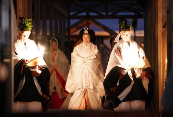 「悠紀殿供饌の儀」のため、大嘗宮の帳殿に向かう皇后さま(14日、皇居・東御苑)=代表撮影