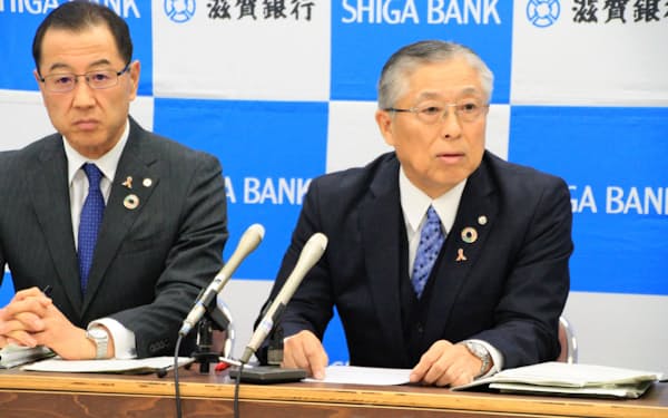 店舗網の再構築を発表する滋賀銀行の高橋祥二郎頭取(右)
