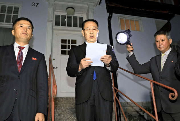 米国との協議後に声明を読み上げる北朝鮮の金明吉首席代表(10月5日、ストックホルム)=共同 米国との協議後に声明を読み上げる北朝鮮の金明吉首席代表(10月5日、ストックホルム)=共同