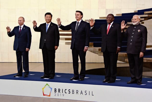 BRICS首脳会議で記念撮影する首脳ら(14日、ブラジリア)=共同 BRICS首脳会議で記念撮影する首脳ら(14日、ブラジリア)=共同
