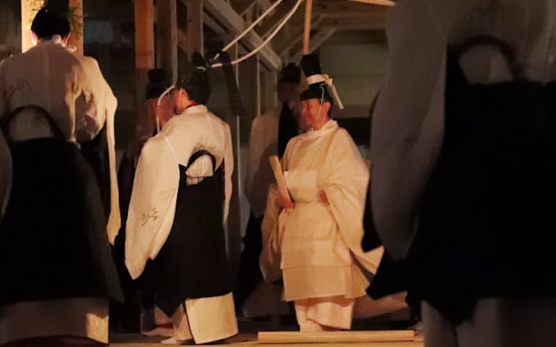 「主基殿供饌の儀」のため「主基殿」に向かう天皇陛下(15日未明、皇居・東御苑)=代表撮影 「主基殿供饌の儀」のため「主基殿」に向かう天皇陛下(15日未明、皇居・東御苑)=代表撮影
