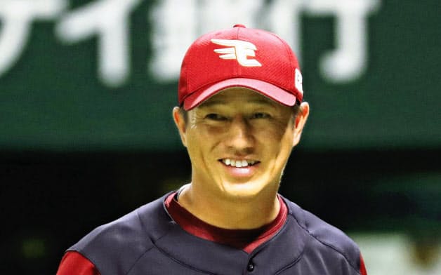 前年最下位のチームを新監督として率い、3位まで引き上げた平石前楽天監督=共同 前年最下位のチームを新監督として率い、3位まで引き上げた平石前楽天監督=共同