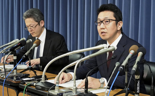 記者会見する大学入試センターの担当者(15日午前、文科省)=共同 記者会見する大学入試センターの担当者(15日午前、文科省)=共同