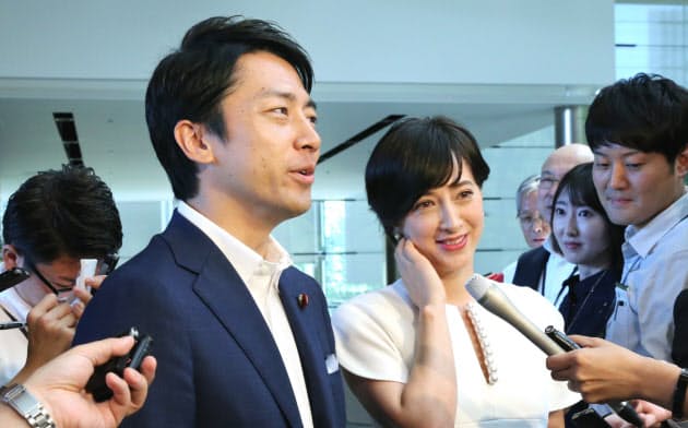 滝川クリステルさんとの結婚を公表する小泉氏（8月7日、首相官邸）