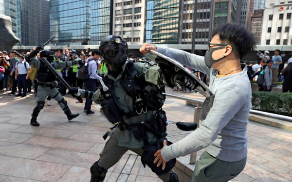 今や香港市民の過半数は、平和的な抗議活動がうまくいかなければ過激な行動をとることもやむを得ないと考えている=ロイター