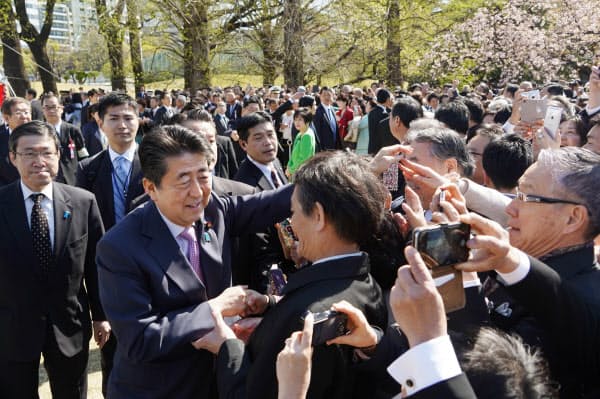 「桜を見る会」の来場者と握手をして回る安倍首相(2019年4月、東京・新宿御苑)
