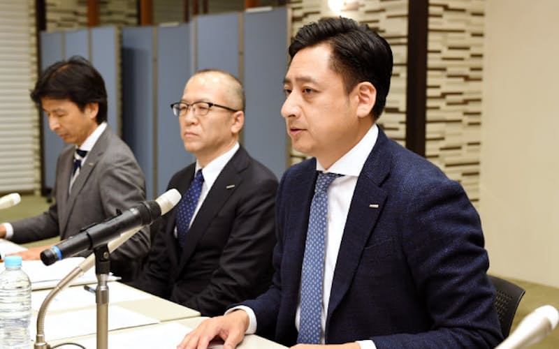 ぺんてるの連結子会社化の計画を発表するコクヨの黒田英邦社長(右)(15日、東京都港区) ぺんてるの連結子会社化の計画を発表するコクヨの黒田英邦社長(右)(15日、東京都港区)