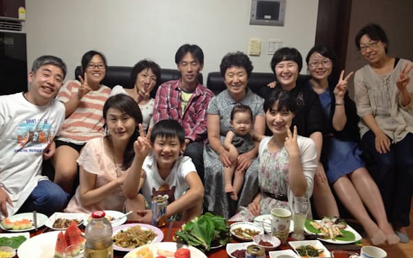 2013年に韓国・釜山を訪問。後列左から2人目が生駒社長、4人目が元さんの母、6人目が元さん