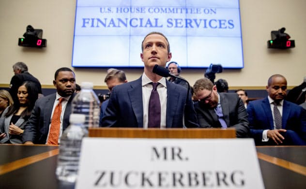 米フェイスブックのザッカーバーグ最高経営責任者(CEO、中央)は米議会の公聴会でリブラについて証言した(10月23日、ワシントン)=ロイター 米フェイスブックのザッカーバーグ最高経営責任者(CEO、中央)は米議会の公聴会でリブラについて証言した(10月23日、ワシントン)=ロイター
