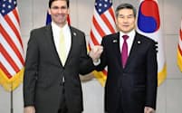 会談前に握手するエスパー米国防長官(左)と韓国の鄭景斗国防相=共同