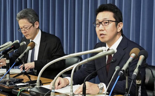 記者会見する大学入試センターの担当者(15日、文科省)=共同 記者会見する大学入試センターの担当者(15日、文科省)=共同