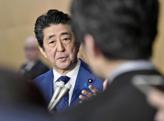 「桜を見る会」を巡り記者団に説明する安倍首相=15日夕、首相官邸 「桜を見る会」を巡り記者団に説明する安倍首相=15日夕、首相官邸
