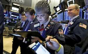 NYダウは過去最高値を上回って推移(ニューヨーク証券取引所)=AP NYダウは過去最高値を上回って推移(ニューヨーク証券取引所)=AP