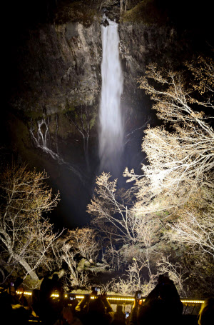 華厳の滝が初ライトアップ 幽玄さ 観光客魅了 日本経済新聞