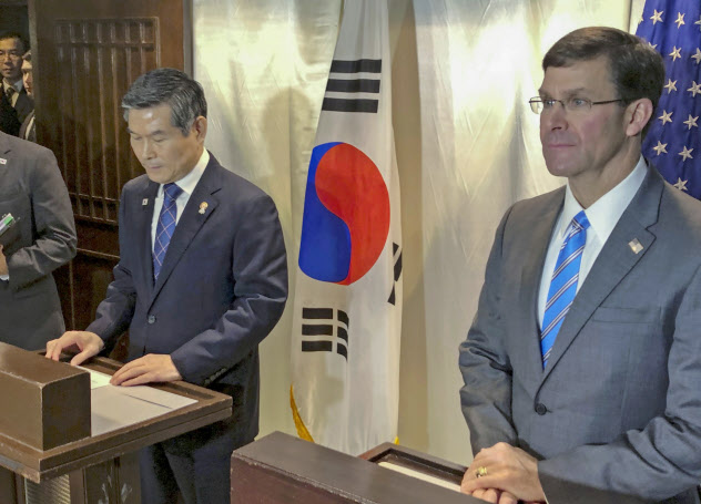 会談後に記者会見するエスパー米国防長官(右)と韓国の鄭景斗国防相(17日、バンコク)=AP 会談後に記者会見するエスパー米国防長官(右)と韓国の鄭景斗国防相(17日、バンコク)=AP