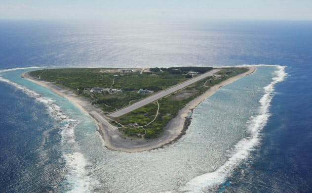 南鳥島の海底にあるレアアースを高濃度で含む層を確認し、正確な埋蔵量の把握を目指す(2012年に自衛隊機から撮影した南鳥島)=共同 南鳥島の海底にあるレアアースを高濃度で含む層を確認し、正確な埋蔵量の把握を目指す(2012年に自衛隊機から撮影した南鳥島)=共同