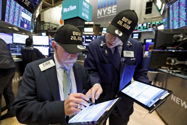 NYダウは先週末、初の2万8000ドル台となった(ニューヨーク証券取引所(NYSE)=AP NYダウは先週末、初の2万8000ドル台となった(ニューヨーク証券取引所(NYSE)=AP
