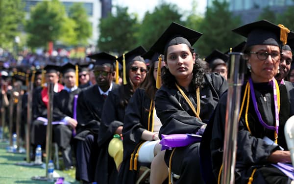 新たに米国へ留学する学生が減っている（ニューヨーク市内の大学の卒業式）=ロイター