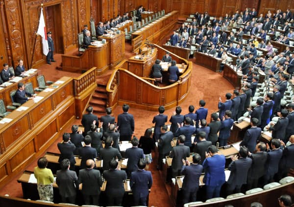 与党などの賛成多数で日米貿易協定の承認案を可決した衆院本会議(19日)
