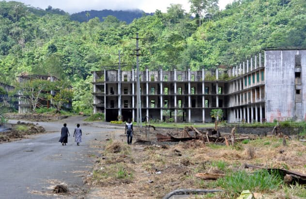 パングナ鉱山の周囲には荒廃した建物が残る(ブーゲンビル自治州)=AAP パングナ鉱山の周囲には荒廃した建物が残る(ブーゲンビル自治州)=AAP