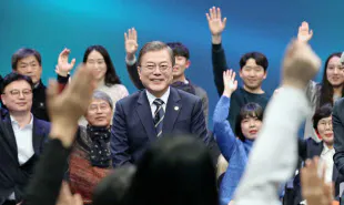テレビ番組で参加者の質問を受ける文在寅大統領(19日、ソウル市内)=聯合・共同