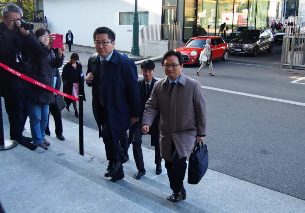 協議に向けWTO本部に入る韓国政府代表団(19日、ジュネーブ)