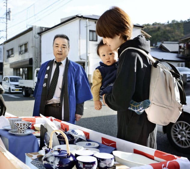 「秋の有田陶磁器まつり」で商品を見る女性(20日、佐賀県有田町)=共同 「秋の有田陶磁器まつり」で商品を見る女性(20日、佐賀県有田町)=共同