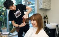 女性客の髪をカットする山内さん（東京都渋谷区ヘアサロンの「i.」）