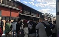 外国人観光客で混雑する祇園のお茶屋「一力亭」前（19日、京都市東山区）