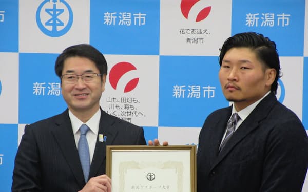 新潟市から表彰を受けたラグビー日本代表の稲垣啓太選手(右)