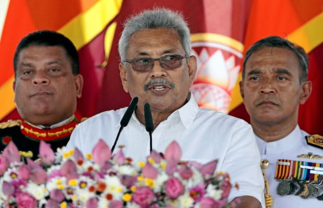 18日に就任したラジャパクサ大統領は、実兄の元大統領を首相に起用する考えだ(18日の宣誓式、スリランカ北部)=ロイター 18日に就任したラジャパクサ大統領は、実兄の元大統領を首相に起用する考えだ(18日の宣誓式、スリランカ北部)=ロイター