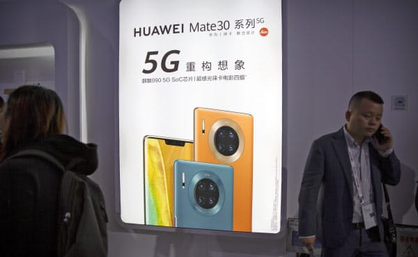 中国政府やファーウェイは制裁の一部緩和ではなく、全面的な解除を求めている(北京)=AP