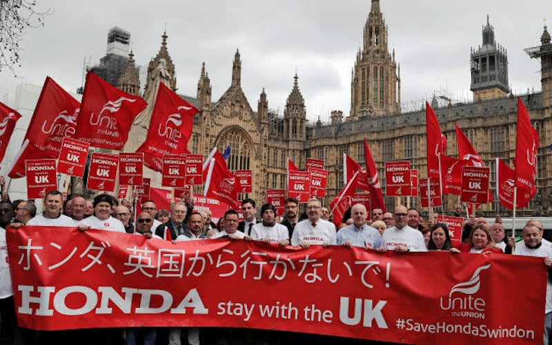 ホンダの撤退表明は英国でも驚きをもって受け入れられた(英国会前で反対運動するホンダや協力企業の従業員)=AP ホンダの撤退表明は英国でも驚きをもって受け入れられた(英国会前で反対運動するホンダや協力企業の従業員)=AP
