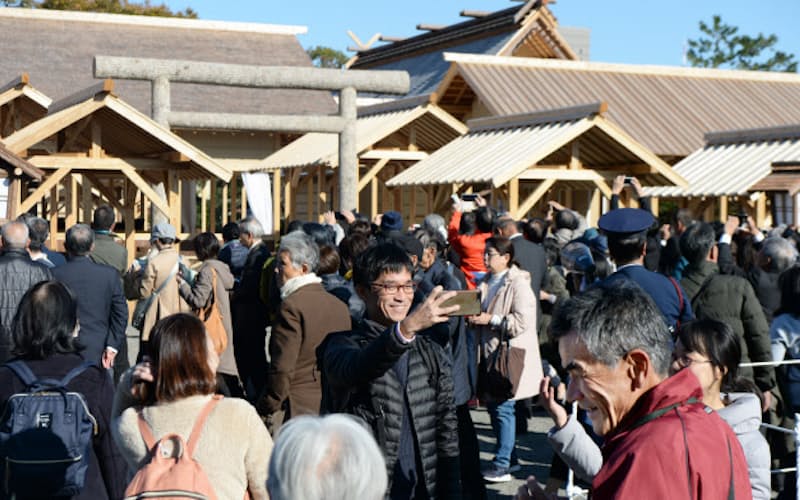 一般公開された皇居・東御苑の大嘗宮の前で記念撮影する人たち(21日午前) 一般公開された皇居・東御苑の大嘗宮の前で記念撮影する人たち(21日午前)