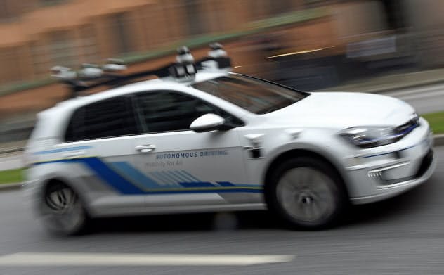 様々な企業が商用化にしのぎを削る自動運転自動車の安全性をめぐり規制強化の議論が高まる=ロイター 様々な企業が商用化にしのぎを削る自動運転自動車の安全性をめぐり規制強化の議論が高まる=ロイター