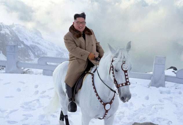 北朝鮮の金正恩委員長は、文在寅大統領の釜山への招待に応じなかった=朝鮮中央通信・共同 北朝鮮の金正恩委員長は、文在寅大統領の釜山への招待に応じなかった=朝鮮中央通信・共同
