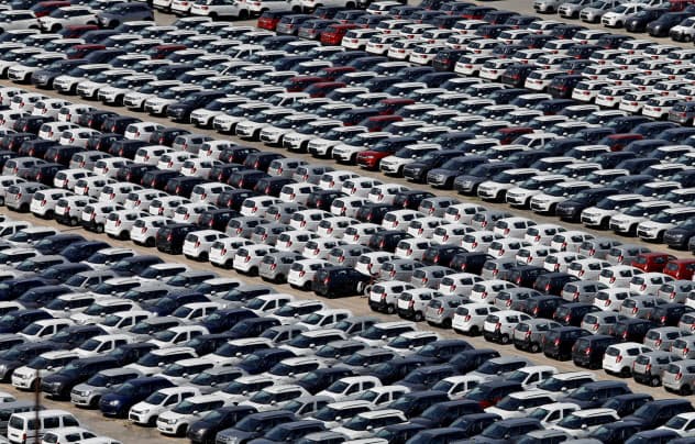 自動車の販売が低迷している国も多い(インドの自動車工場)=ロイター 自動車の販売が低迷している国も多い(インドの自動車工場)=ロイター